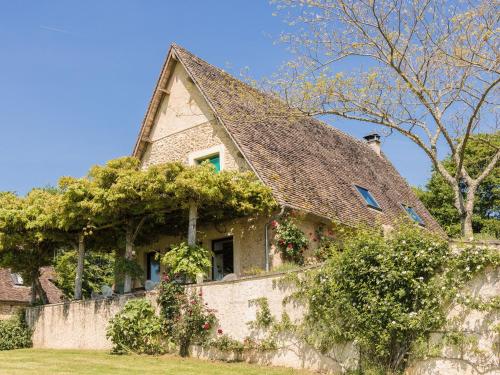 Beautiful Holiday Home in Thenon with Swimming Pool : Maisons de vacances proche de Saint-Antoine-d'Auberoche