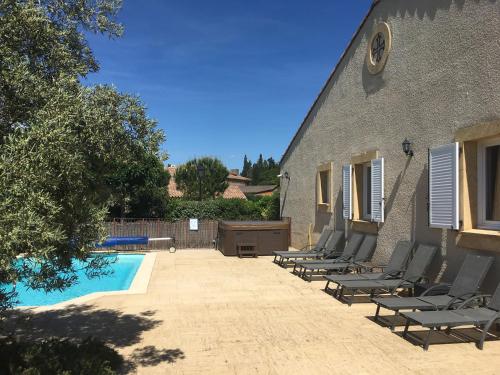 Detached villa in the South of France with a heated private pool hot tub : Villas proche de Douzens