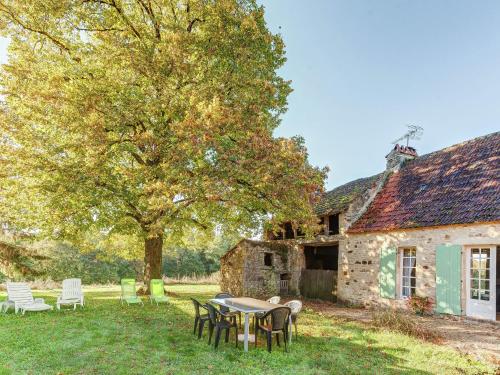 17e century Holiday Home In the Forest Saint Caprais near Cahors s vineyard : Maisons de vacances proche de Cazals