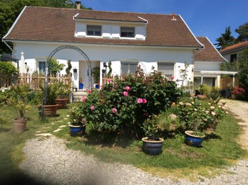 gites et chambres d'hotes les roses thé : Sejours chez l'habitant proche de Moras-en-Valloire