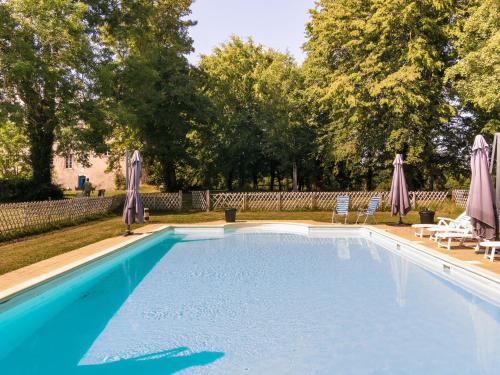 Heritage Castle in Chaleix with shared pool : Maisons de vacances proche de Chaleix