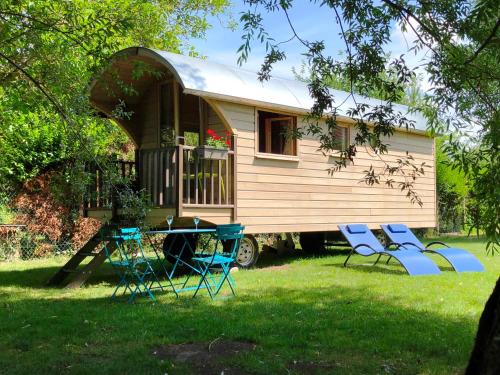 Millygite Chalet-on-wheels by the river : Maisons d'hotes proche de Baulne