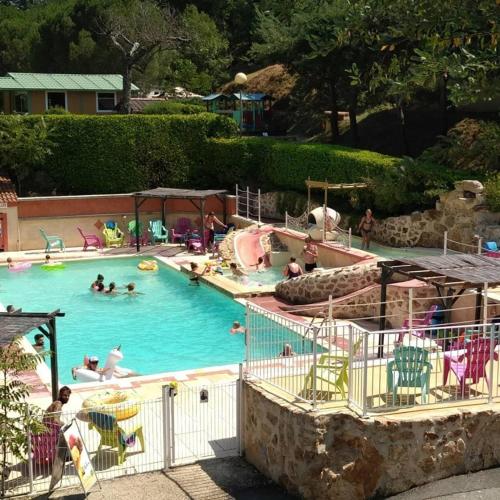 Domaine Camping les Roches : Campings proche d'Arlebosc