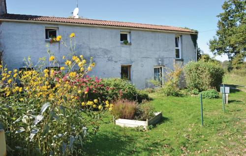 Awesome home in St Avaugourd Des Lande with 2 Bedrooms and Internet : Maisons de vacances proche d'Aubigny