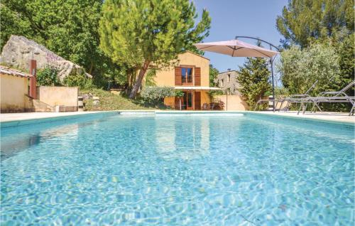 Stunning home in Apt with 2 Bedrooms, WiFi and Outdoor swimming pool : Maisons de vacances proche de Buoux