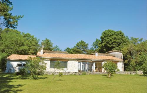 Beautiful Home In Sers With 4 Bedrooms, Wifi And Private Swimming Pool : Maisons de vacances proche de Bouëx