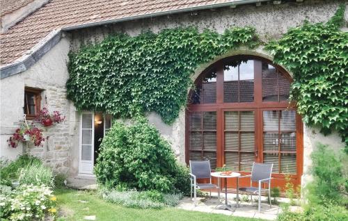 Stunning home in Molinot with WiFi : Maisons de vacances proche d'Épinac