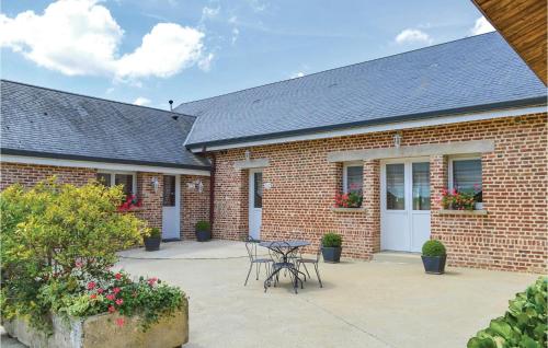 Awesome home in Roisel with 3 Bedrooms and WiFi : Maisons de vacances proche de Mesnil-Bruntel
