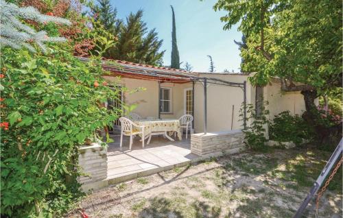 Nice home in Crillon Le Brave with 1 Bedrooms, WiFi and Outdoor swimming pool : Maisons de vacances proche de Mormoiron