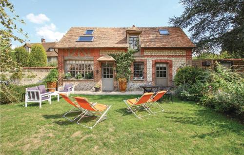 Awesome home in Les Damps with 2 Bedrooms and WiFi : Maisons de vacances proche de Saint-Étienne-du-Vauvray