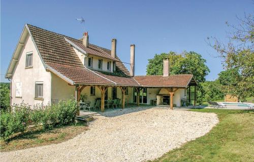 Nice Home In Eyliac With 5 Bedrooms, Outdoor Swimming Pool And Heated Swimming Pool : Maisons de vacances proche de Breuilh