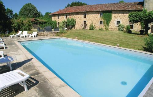 Amazing Home In Moissannes With 2 Bedrooms, Wifi And Heated Swimming Pool : Maisons de vacances proche de Châtelus-le-Marcheix
