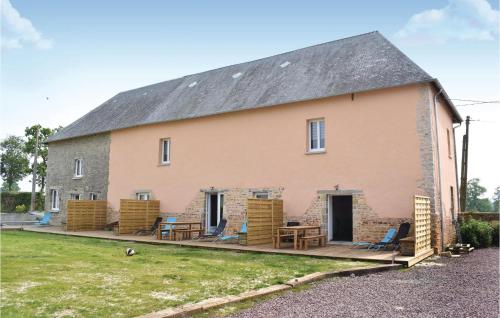 Amazing home in Sainteny with 2 Bedrooms and WiFi : Maisons de vacances proche d'Auvers