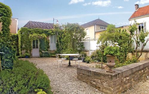 Amazing home in Chablis with 3 Bedrooms and WiFi : Maisons de vacances proche de Ligny-le-Châtel