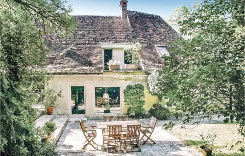Awesome home in St Georges sur Baulche with 4 Bedrooms and WiFi : Maisons de vacances proche de Villefargeau