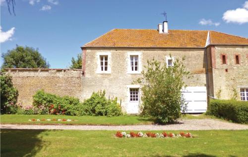 Beautiful home in Chicheboville with 4 Bedrooms and WiFi : Maisons de vacances proche de Saint-Pierre-du-Jonquet