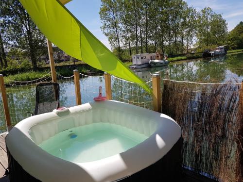 Cottage flottant Saint Jean de Losne option jacuzzi : Bateaux-hotels proche de Pourlans