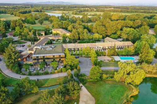 Domaine du Gouverneur, Hôtel, Restaurant & Golf : Hotels proche de Saint-Jean-de-Thurigneux