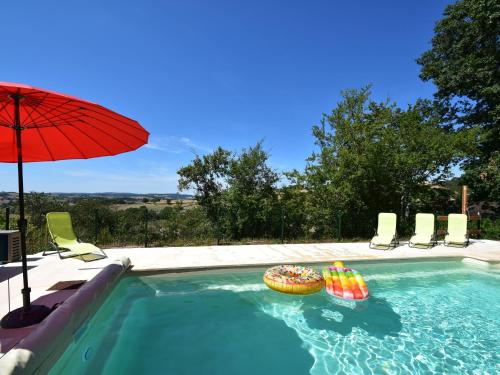 Splendid Mansion in Cuzy with Swimming Pool : Maisons de vacances proche de Ternant