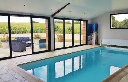 Beautiful Home In Elliant With 3 Bedrooms, Wifi And Indoor Swimming Pool : Maisons de vacances proche de Langolen