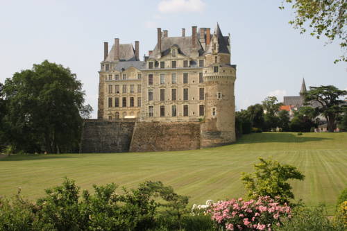 Château de Brissac : B&B / Chambres d'hotes proche de Charcé-Saint-Ellier-sur-Aubance