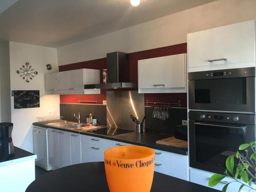 BedinReims red bottle 105m2 on one level, 4 bedrooms with double beds wifi free ideal 4 à 8 Adultes 2 bathrooms free parking : Appartements proche de Taissy