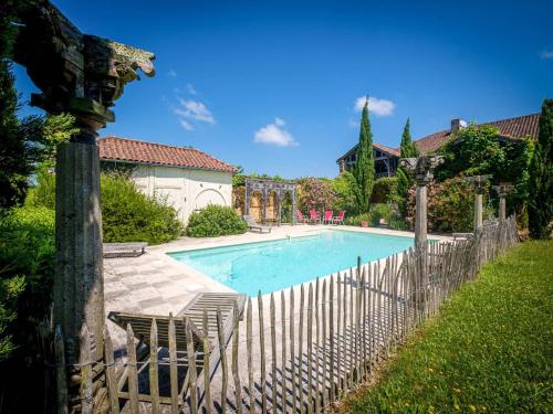 A spacious and beautifully restored rural farmhouse with private pool : Villas proche de Caumont