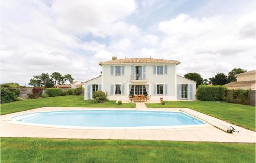 Beautiful home in LAiguillon Sur Vie with 3 Bedrooms and Outdoor swimming pool : Maisons de vacances proche de Commequiers