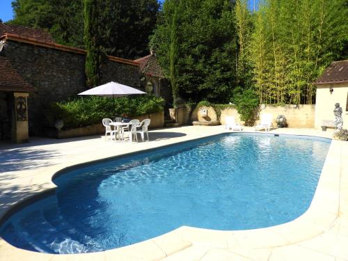 Demeure de 3 chambres avec piscine privee jardin clos et wifi a Sarlat : Maisons de vacances proche de Saint-André-d'Allas