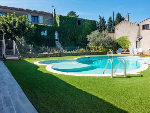 Cozy Holiday Home in Montbrun des Corbi res with Pool : Maisons de vacances proche de Douzens