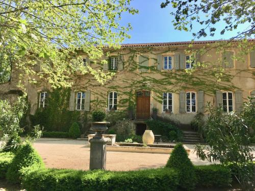 B&B Maison d'Hôtes - Château de Jouques : B&B / Chambres d'hotes proche de Roquefort-la-Bédoule