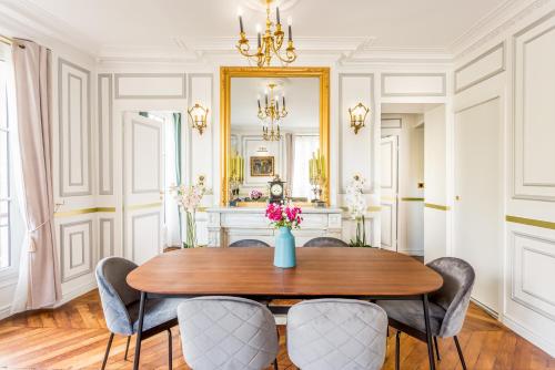 Luxury 2 Bedroom With Balcony - Louvre & Notre Dame : Appartements proche du 1er Arrondissement de Paris