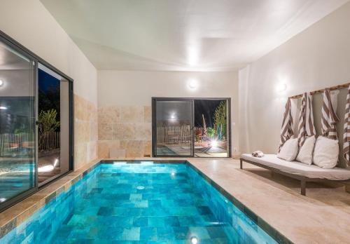Villa Célestine 10pers. piscine intérieure chauffée : Villas proche de Saint-Siffret