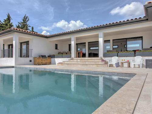 Modern Villa in Azille with Private Pool and Jacuzzi : Villas proche d'Azille