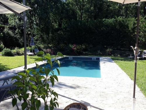 Stunning villa with private swimming pool and large garden : Maisons de vacances proche de Belvèze