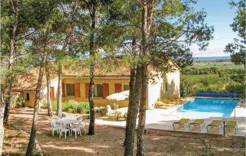 Awesome home in Cesseras with 4 Bedrooms, Outdoor swimming pool and Heated swimming pool : Maisons de vacances proche d'Azillanet