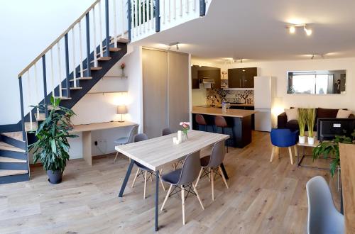 Loft renovation with a private garden : Appartements proche de Bernos-Beaulac