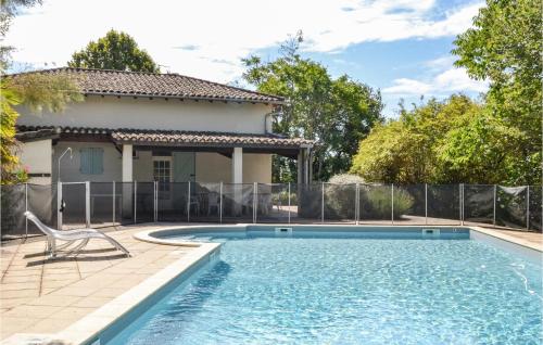 Amazing Home In Durfort Lacapelette With 3 Bedrooms, Private Swimming Pool And Outdoor Swimming Pool : Maisons de vacances proche de Lizac