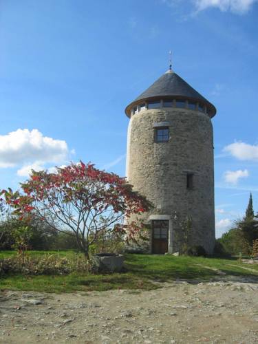 La Tour du Moulin Géant : B&B / Chambres d'hotes proche de Saint-Aubin-de-Luigné