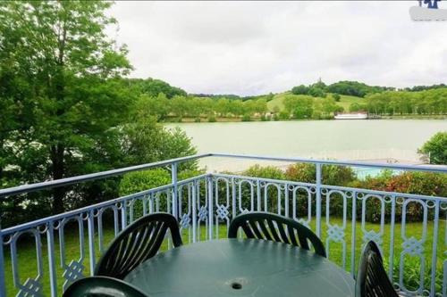 Appt HAMEAU DU LAC (apt 142) avec piscine et vue sur le lac : Appartements proche de Villefranque