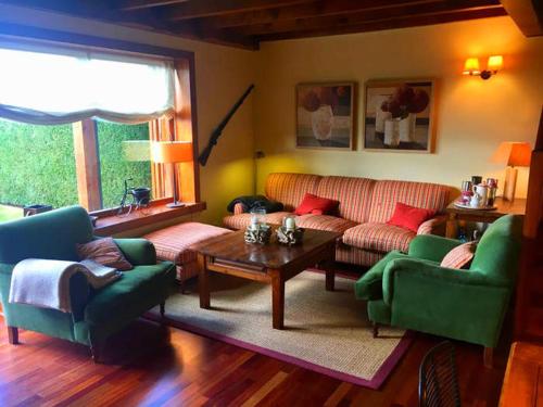 Casa adosada con piscina en Agoustrina : Maisons de vacances proche d'Estavar