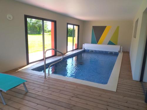 Maison avec Piscine intérieure privée sans vis à vis chauffée toute l année : Maisons de vacances proche de Neuville-Ferrières