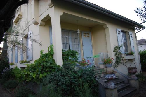 Villa à 100 m de Tarbes sud : Maisons de vacances proche de Laloubère