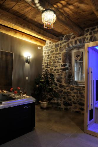 Chambre et table d-hôtes privatives - espace bien-être Au chant de l-eau : B&B / Chambres d'hotes proche de Saint-Georges-d'Aurac