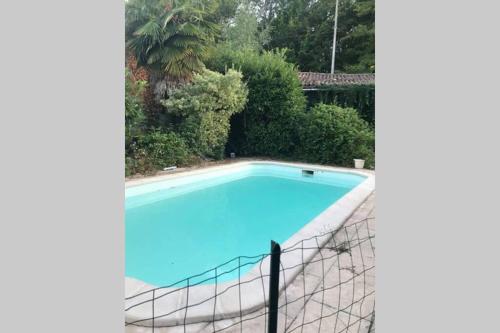Tizac-de-Lapouyade, piscine 35 km de Bordeaux : Villas proche d'Aubie-et-Espessas