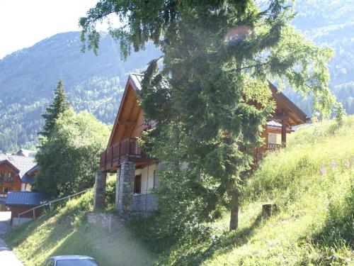 Mountain Chalet in Oz en Oisans with Lovely Views over Lake : Chalets proche d'Oz