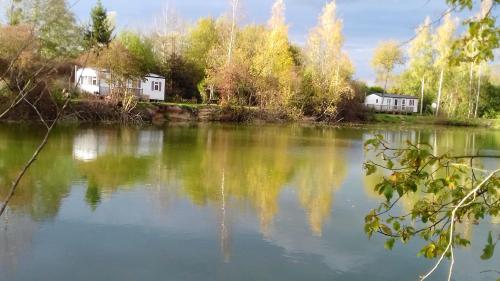Bungalow de 2 chambres avec vue sur le lac piscine partagee et jardin clos a Saint Hilaire sous Romilly : Maisons de vacances proche de Villeneuve-Saint-Vistre-et-Villevotte