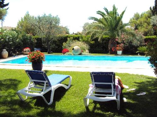 Maison de 3 chambres avec vue sur la ville piscine privee et jardin amenage a Orange : Maisons de vacances proche de Caderousse