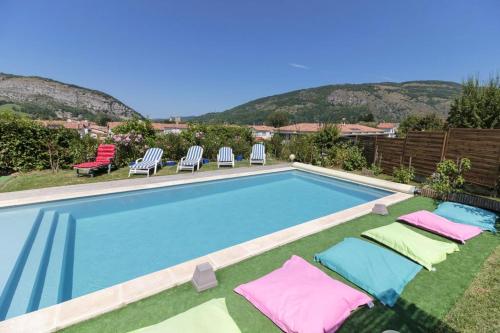 Villa de 4 chambres avec vue sur la ville piscine privee et jacuzzi a Foix : Villas proche de Gudas