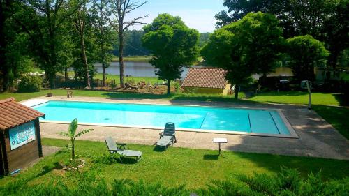 Bungalow de 2 chambres avec vue sur le lac piscine partagee et jardin amenage a Rochechouart : Maisons de vacances proche de Rochechouart